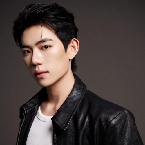 Bạch Quán Vũ - 白贯羽