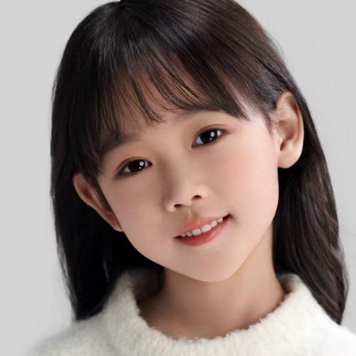 Hà Y Oanh - 何伊滢