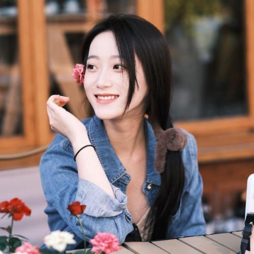 Hoàng Tinh Tinh - 黄晶晶